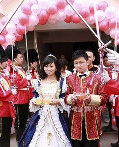 the-bride-and-groom-walk-002